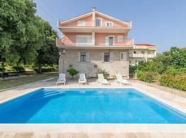 Charming Retreat Holiday Home Mravince With Pool