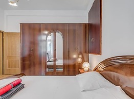 Charming Retreat Holiday Home Mravince With Pool