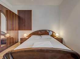 Charming Retreat Holiday Home Mravince With Pool