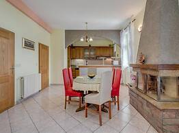 Charming Retreat Holiday Home Mravince With Pool