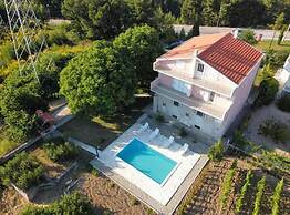 Charming Retreat Holiday Home Mravince With Pool
