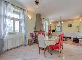 Charming Retreat Holiday Home Mravince With Pool