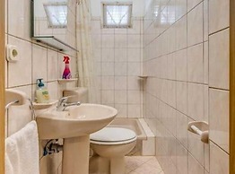 Charming Retreat Holiday Home Mravince With Pool