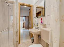 Charming Retreat Holiday Home Mravince With Pool