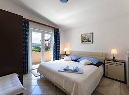 Bright and Spacious Apartment With Terrace in Kastel Stafilic