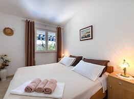 Bright and Spacious Apartment With Terrace in Kastel Stafilic