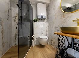 Luxurious and Spacious Apartment With Hot Tub