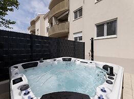 Luxurious and Spacious Apartment With Hot Tub
