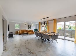 Luxurious and Spacious Apartment With Hot Tub