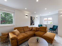 Luxurious and Spacious Apartment With Hot Tub