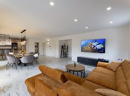 Luxurious and Spacious Apartment With Hot Tub