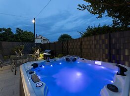 Luxurious and Spacious Apartment With Hot Tub