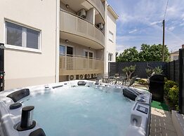 Luxurious and Spacious Apartment With Hot Tub