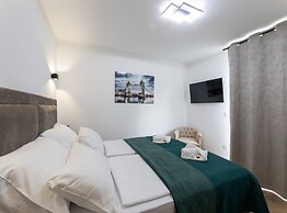 Luxurious and Spacious Apartment With Hot Tub