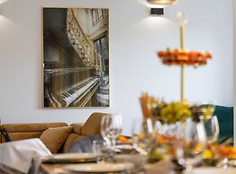 Luxurious and Spacious Apartment With Hot Tub