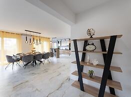 Luxurious and Spacious Apartment With Hot Tub