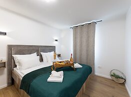 Luxurious and Spacious Apartment With Hot Tub