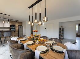 Luxurious and Spacious Apartment With Hot Tub