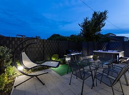 Luxurious and Spacious Apartment With Hot Tub