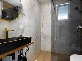 Luxurious and Spacious Apartment With Hot Tub