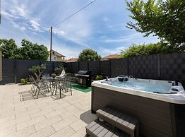 Luxurious and Spacious Apartment With Hot Tub