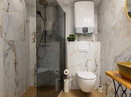 Luxurious and Spacious Apartment With Hot Tub