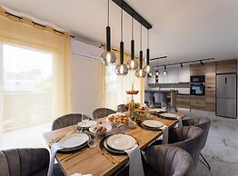 Luxurious and Spacious Apartment With Hot Tub