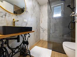 Luxurious and Spacious Apartment With Hot Tub