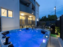 Luxurious and Spacious Apartment With Hot Tub