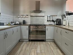 Villa Adina - Sleeps 7 - Pool - Parking - Garden