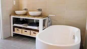 Villa Adina - Sleeps 7 - Pool - Parking - Garden