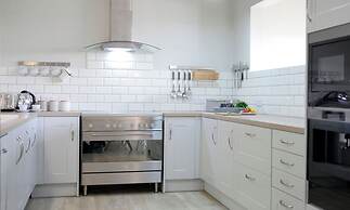 Villa Adina - Sleeps 7 - Pool - Parking - Garden