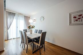 Emilia Suite Street