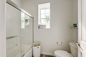 36 Mi to Sequoia NP: Pet-friendly Home w/ Dog Run!