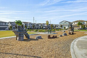 36 Mi to Sequoia NP: Pet-friendly Home w/ Dog Run!