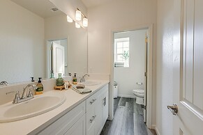 36 Mi to Sequoia NP: Pet-friendly Home w/ Dog Run!