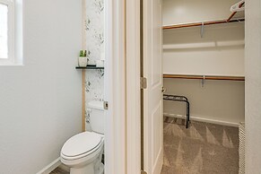 36 Mi to Sequoia NP: Pet-friendly Home w/ Dog Run!