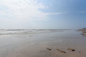 Walk to Beach: Coastal Gem in Bolivar Peninsula!