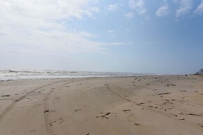 Walk to Beach: Coastal Gem in Bolivar Peninsula!