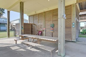 Walk to Beach: Coastal Gem in Bolivar Peninsula!