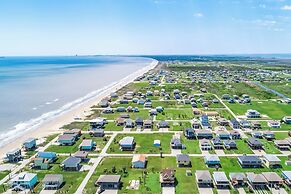 Walk to Beach: Coastal Gem in Bolivar Peninsula!