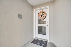 Beachfront Condo w/ Pool Access in Biloxi!