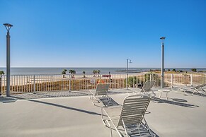 Beachfront Condo w/ Pool Access in Biloxi!