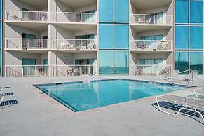 Beachfront Condo w/ Pool Access in Biloxi!