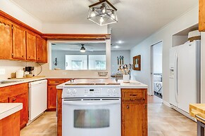 < 1 Mi to Boat Ramp: Lake Livingston Retreat!