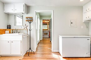 < 1 Mi to Boat Ramp: Lake Livingston Retreat!