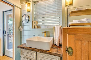 Deck & Fire Pit: Mtn-view Cabin in Rabun Gap