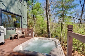 Deck & Fire Pit: Mtn-view Cabin in Rabun Gap