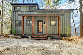 Deck & Fire Pit: Mtn-view Cabin in Rabun Gap