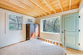 Deck & Fire Pit: Mtn-view Cabin in Rabun Gap